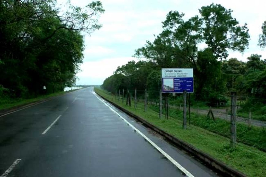 உடவலவ அணைக்கட்டு ஊடான வீதிக்கு  பூட்டு