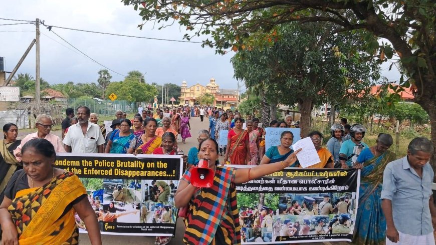 கடும் மழையை பொருட்படுத்தாமல் பொலிஸாருக்கு எதிராக போராட்டம்