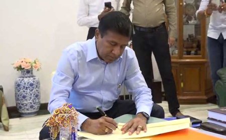 விஜயதாச ராஜபக்ஷ வேட்புமனுவில் கையெழுத்திட்டார்