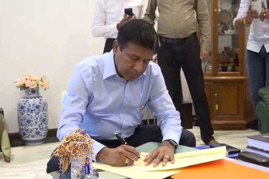 விஜயதாச ராஜபக்ஷ வேட்புமனுவில் கையெழுத்திட்டார்