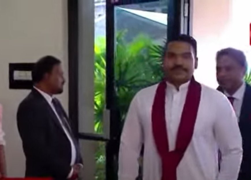 வேட்புமனுவை தாக்கல் செய்ய தேர்தல் திணைக்களத்துக்கு வந்தார் நாமல்