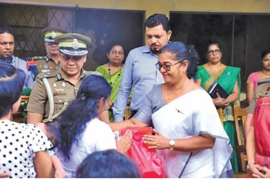 பெண் சிறைக்கைதிகளை பார்வையிட்ட அமைச்சர் சரோஜா சாவித்திரி!